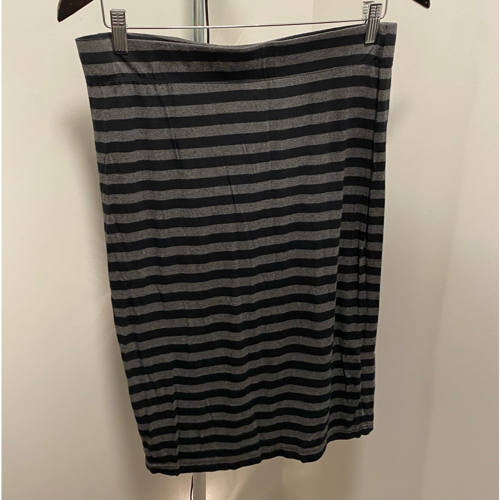 Comfy/ stretchy Banana Republic grey and black striped casual skirt in size M.